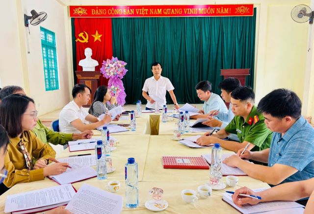 Thường trực Đảng ủy xã Mường Ảng làm việc với Chi bộ bản Hua Nguống