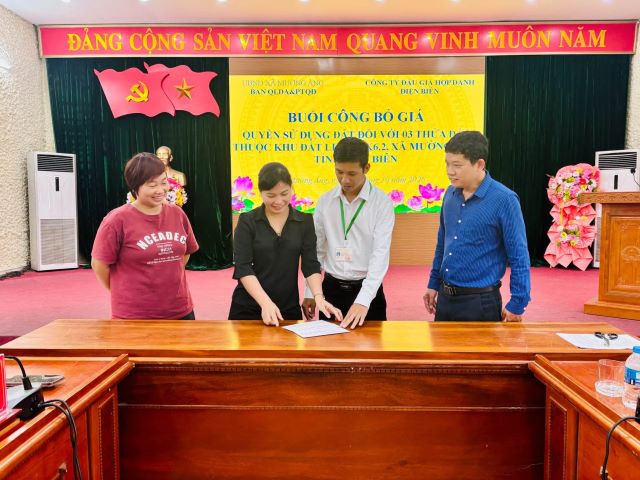 Mường Ảng đấu giá thành công 01 lô đất thu trên 1,5 tỷ đồng