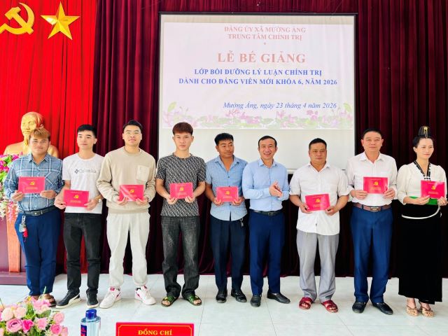 Bế giảng lớp bồi dưỡng lý luận chính trị dành cho đảng viên mới