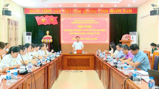 Đảng ủy xã Mường Ảng lãnh đạo tổ chức sinh hoạt chi bộ điểm