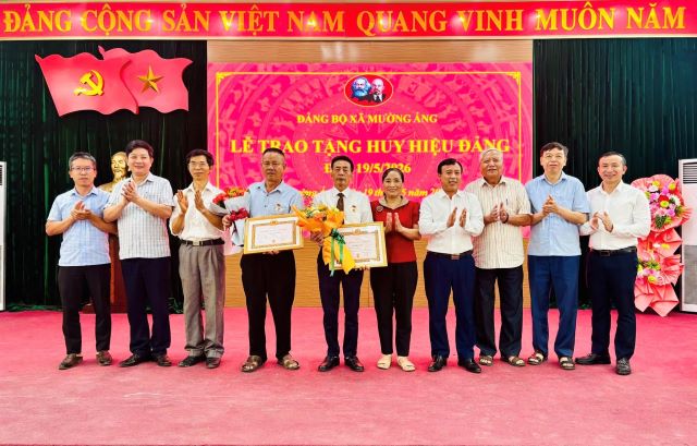 Đảng bộ xã Mường Ảng tổ chức Lễ trao tặng huy hiệu Đảng đợt 19/5/2026