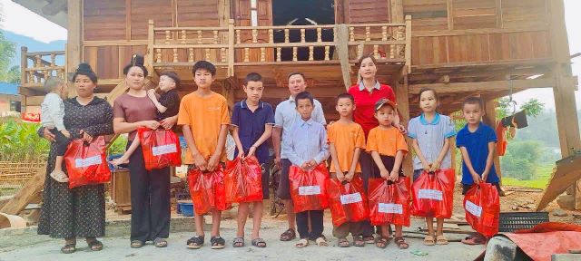 Chương trình vùng Mường Ảng trao 10 suất quà cho người khuyết tật tại xã Mường Ảng