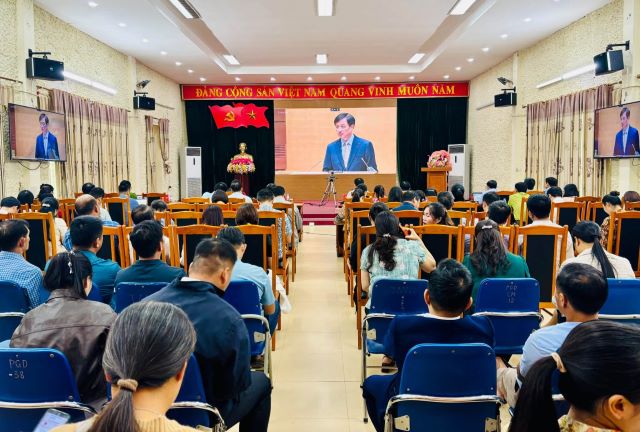 Xã Mường Ảng tham dự Hội nghị toàn quốc nghiên cứu, học tập, quán triệt và triển khai thực hiện Nghị quyết Hội nghị lần thứ tư Ban Chấp Hành Trung Ương Đảng khóa XIV
