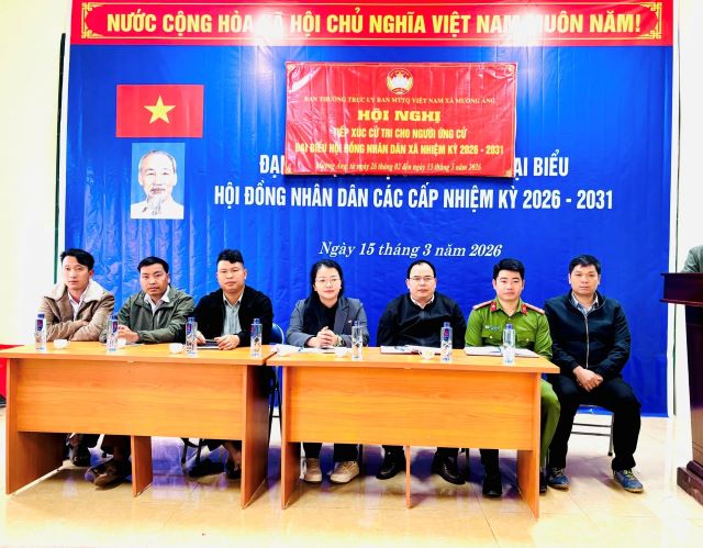 Đồng chí Hà Thị Thanh Tâm - Phó Bí thư Đảng ủy - Chủ tịch UBND xã Mường Ảng và đoàn ứng cử viên đơn vị bầu cử số 04 gặp gỡ, tiếp xúc cử tri tại bản Pú Cai