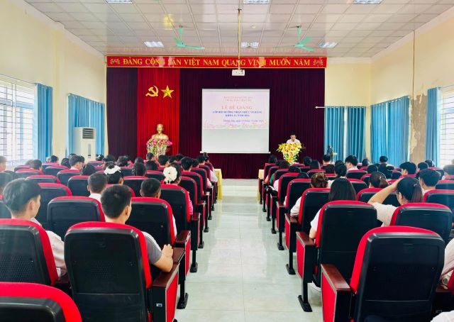 Trung tâm Chính trị xã Mường Ảng bế giảng lớp nhận thức về Đảng khóa 11