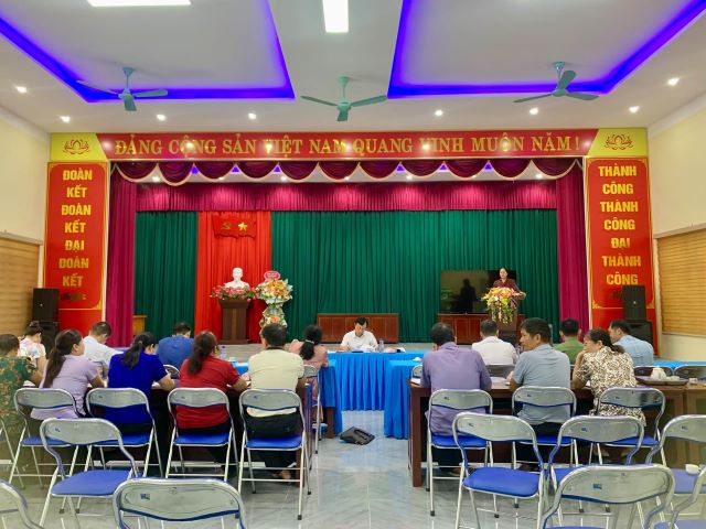 Thường trực Đảng ủy xã Mường Ảng làm việc với Chi bộ thôn Hòa Bình