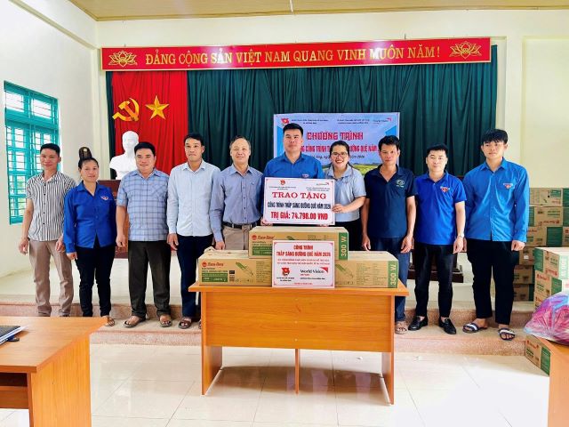 Chương trình vùng Mường Ảng chung tay thắp sáng đường quê