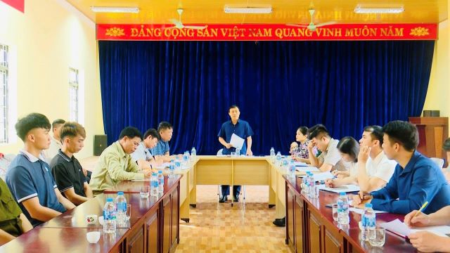 Thường trực Đảng ủy xã Mường Ảng làm việc với Chi bộ bản Huổi Sứa