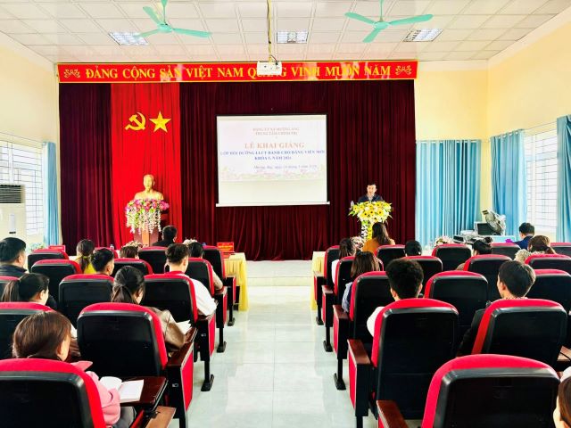 Khai giảng lớp bồi dưỡng lý luận chính trị dành cho đảng viên mới