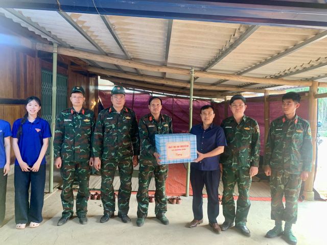 Lãnh đạo xã Mường Ảng thăm, động viên cán bộ, chiến sĩ giúp dân đào hố trồng cây cà phê, mắc ca