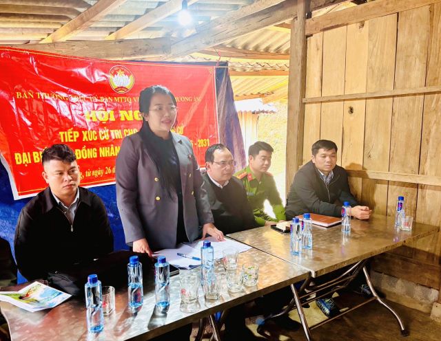 Đoàn ứng cứ viên đơn vị bầu cử số 04 gặp gỡ, tiếp xúc cử tri bản Pú Khớ