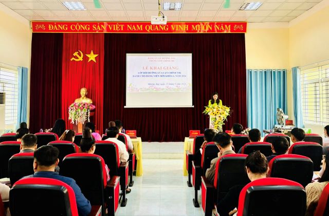 Khai giảng Lớp bồi dưỡng lý luận chính trị dành cho Đảng viên mới