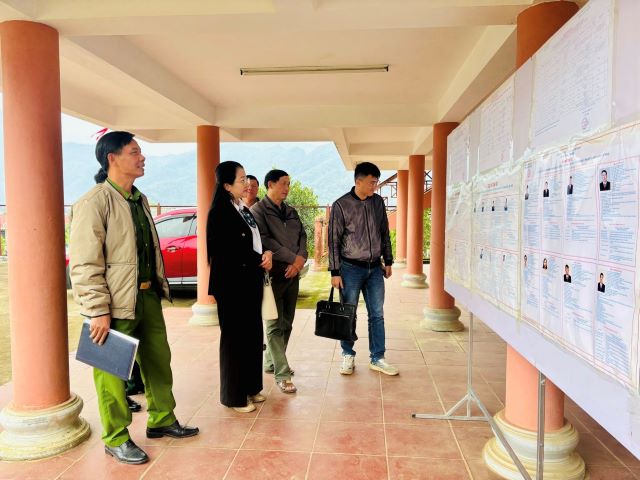 Đồng chí Hà Thị Thanh Tâm - Phó Bí thư Đảng ủy - Chủ tịch UBND xã, Chủ tịch UBBC xã kiểm tra công tác chuẩn bị bầu cử