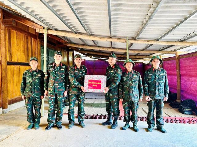 Ban Chỉ huy phòng thủ khu vực 4 - Mường Ảng thăm, động viên cán bộ chiến sĩ tham gia hỗ trợ nhân dân đào hố trồng cây cà phê, mắc ca