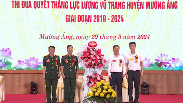 lanh-dao-tang-hoa.jpg